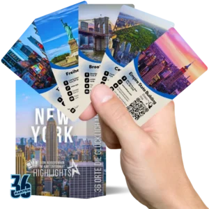 Entdeckerkarten New York Highlights in der Hand mit Motiven der Sightseeing Attraktionen von New York