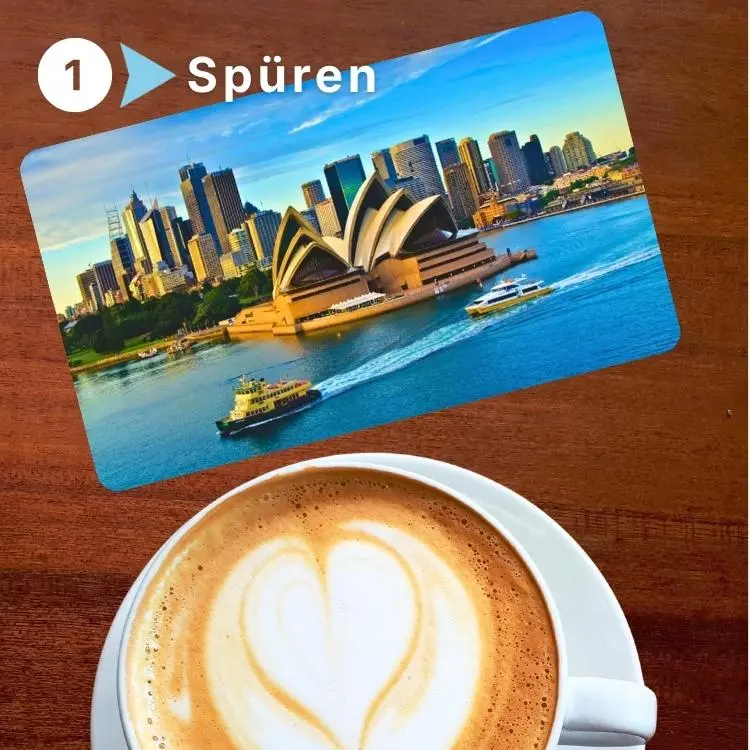 Entdeckerkarten Reiseinspiration – Karte mit Sydney Motiv neben Kaffee, Reiseidee bewusst spüren und erleben