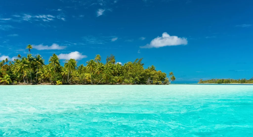 Tropisches Inselparadies mit Palmen und türkisblauem Meer – Reiseinspiration für Entdeckerkarten Fernziele