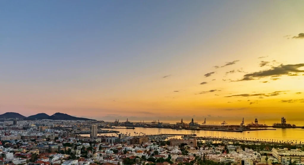 Sonnenuntergang über Las Palmas mit Hafen, Stadt und Meer auf Gran Canaria