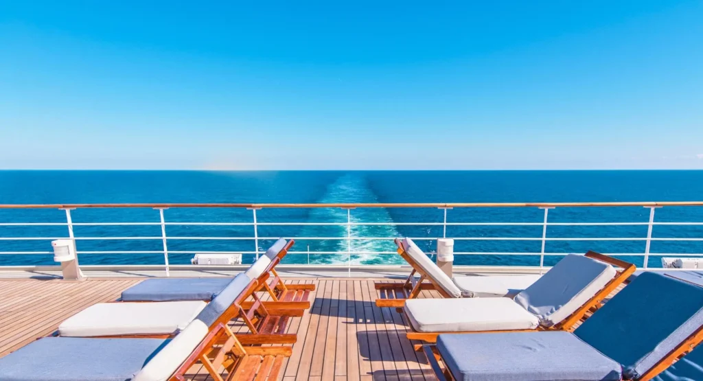 Sonnendeck auf Kreuzfahrtschiff mit Liegen und Meerblick – entspannte Reiseatmosphäre und Inspiration für Kreuzfahrtkunst